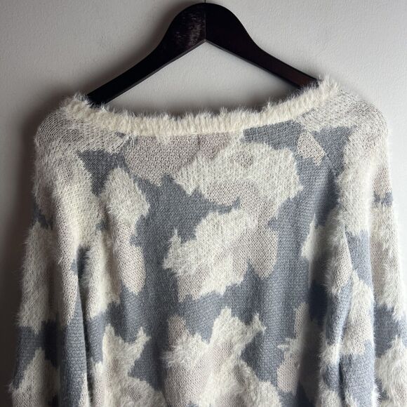 Umgee Sweater Women's Camo Crew Neck Long Sleeve Oversized Eyelash Sz M - Picture 9 of 9